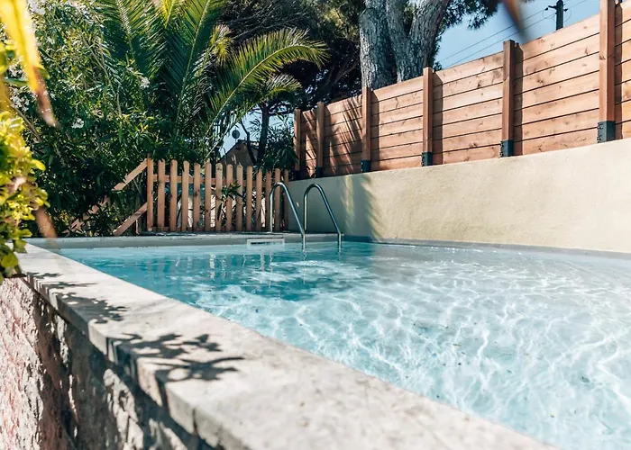 Maison Familiale Avec Piscine Privee A Pied Frais De Gestion Du Sejour 160e En Supplement A L'arrivee Family With Private Pool Within Walking Distance Management Fee 160e Payable Upon Arrival Villa Sainte-Maxime